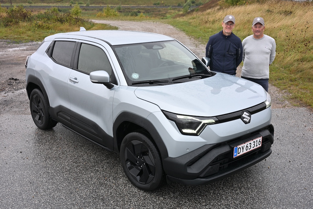 Skal bevise, at en elbil duer til motorløb: Rallykørerne Kenneth Kruse Simonsen og Ole Frederiksen skal køre denne Suzuki e VITARA til et godt resultat i 5. afdeling af DRC Classic Regularity.
(Foto: Michael Eisenberg)